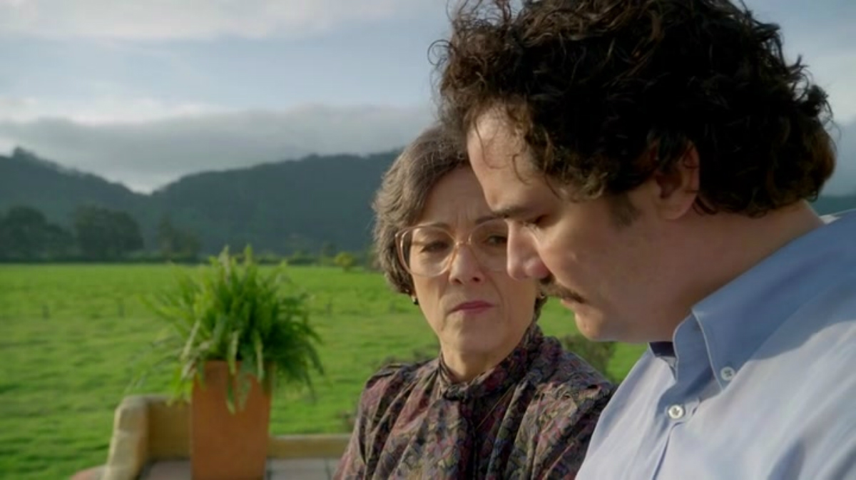 Pablo Escobar y su madre, en 'Narcos'
