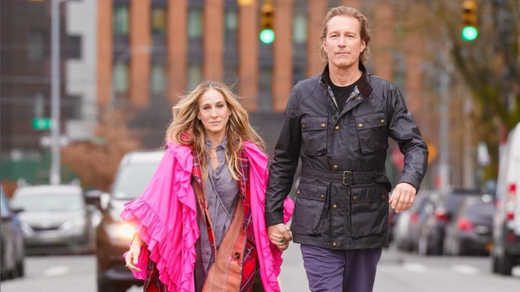 John Corbett (Aidan) retomó su relación con Carrie en la temporada 2, y se ha confirmado que volverá a estar presente en la tercera
